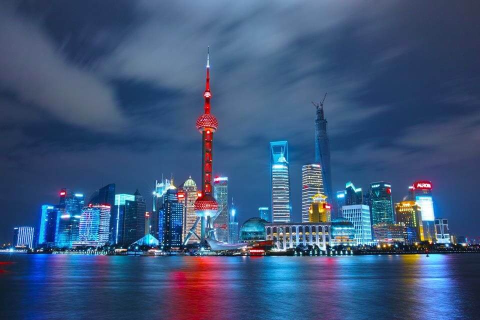 夜の上海のスカイライン